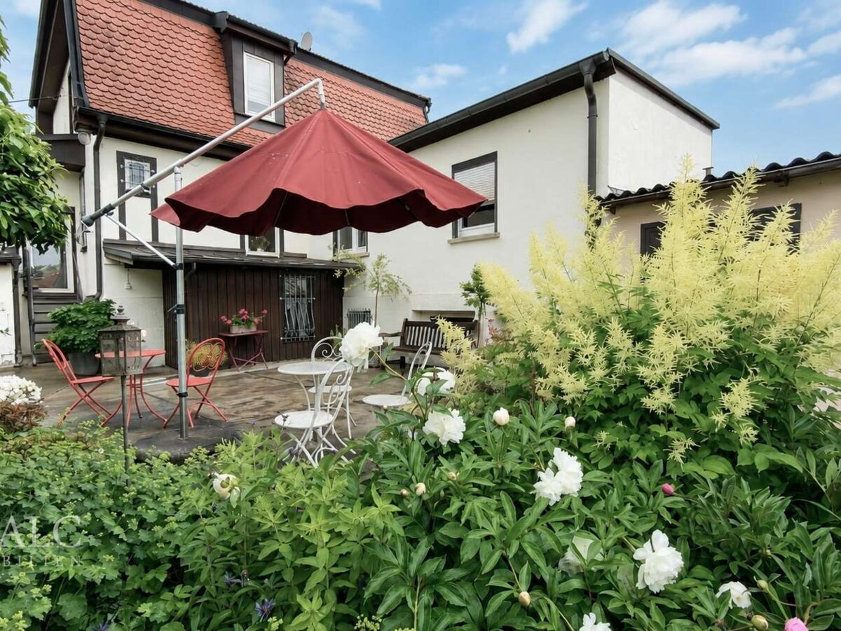 Garten mit Blick auf Haus und Anbau 