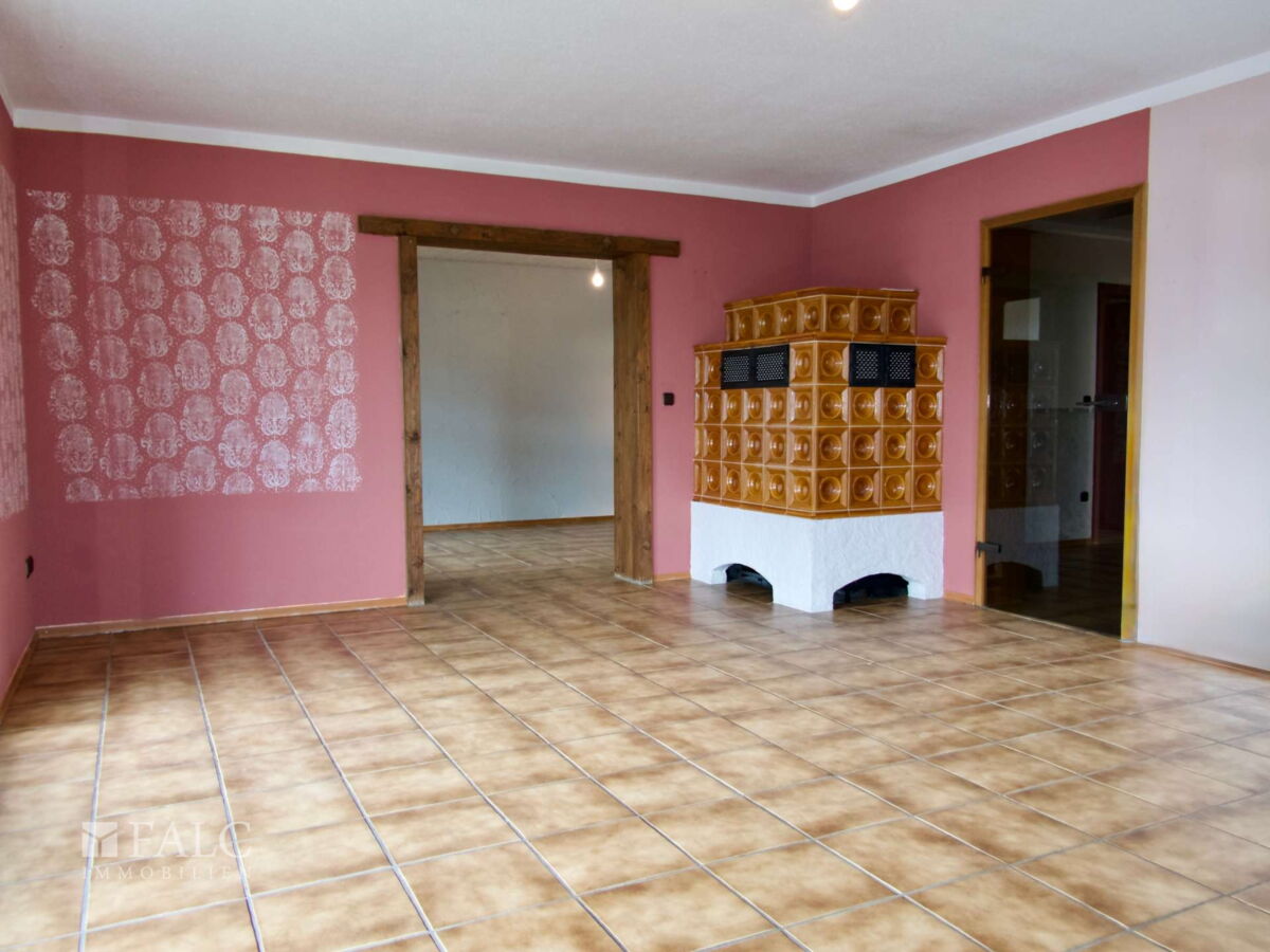 EG: Wohnzimmer mit Kachelofen
