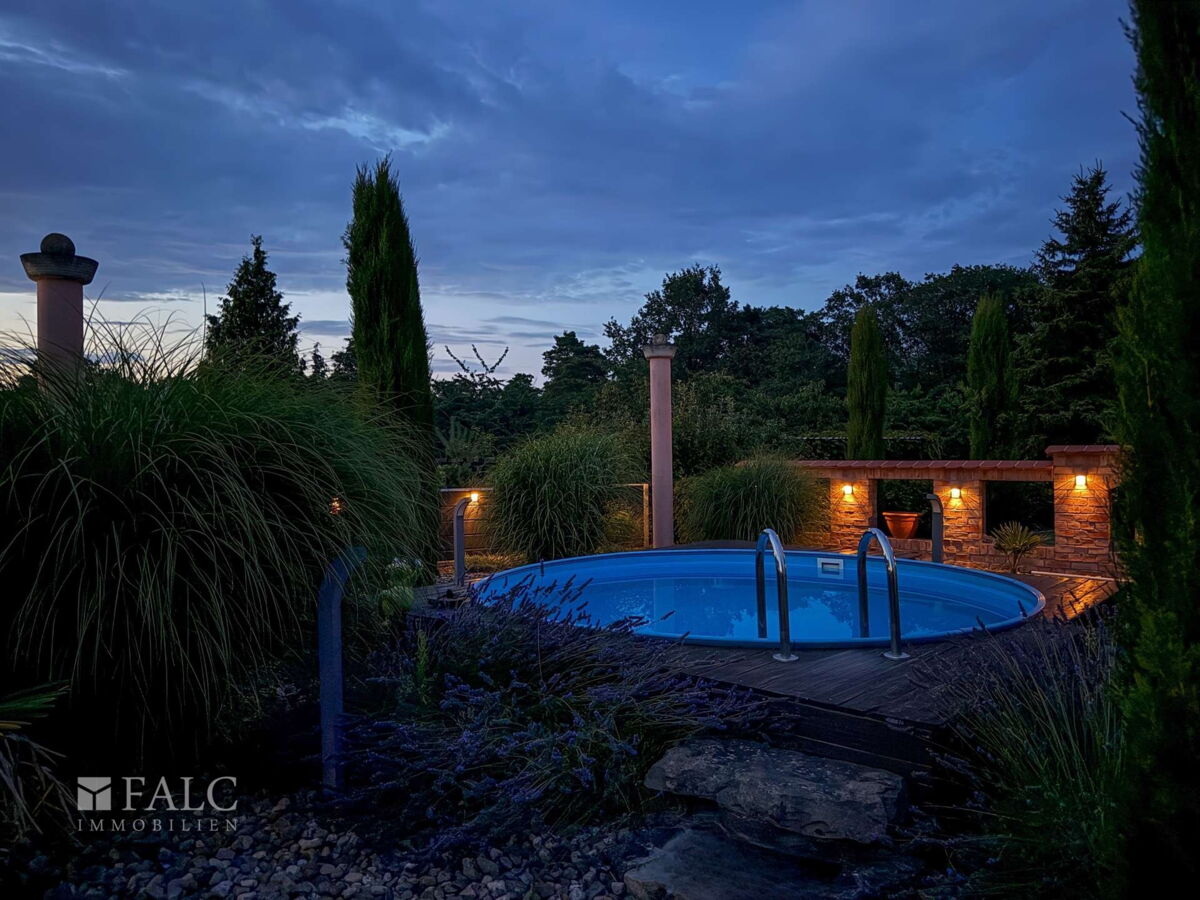 Pool bei Dämmerung