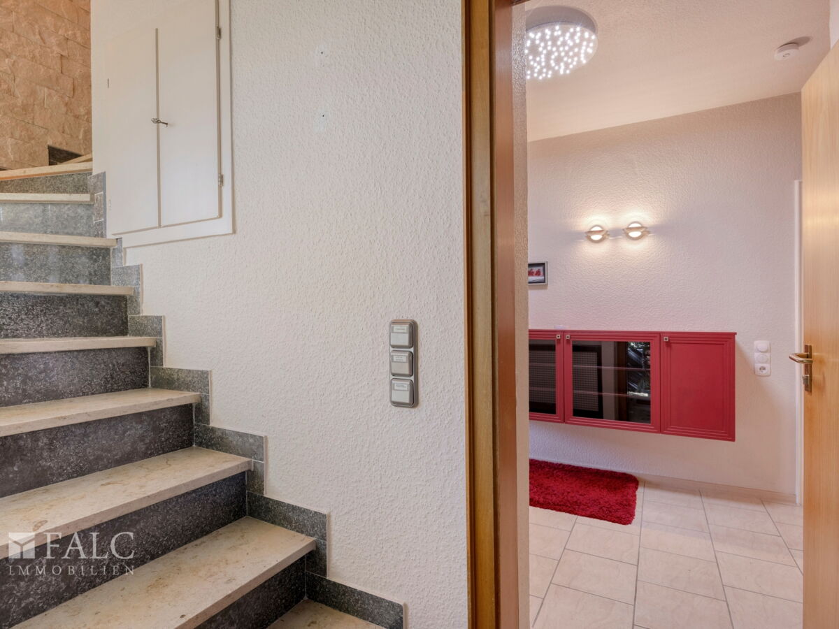 Zugang Treppenhaus und Wohnen EG