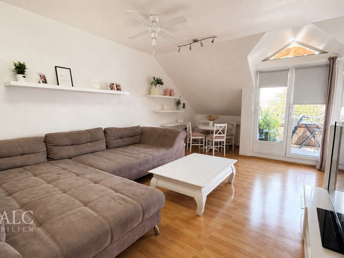 Helles, aufgeräumtes Wohnzimmer mit Balkonblick