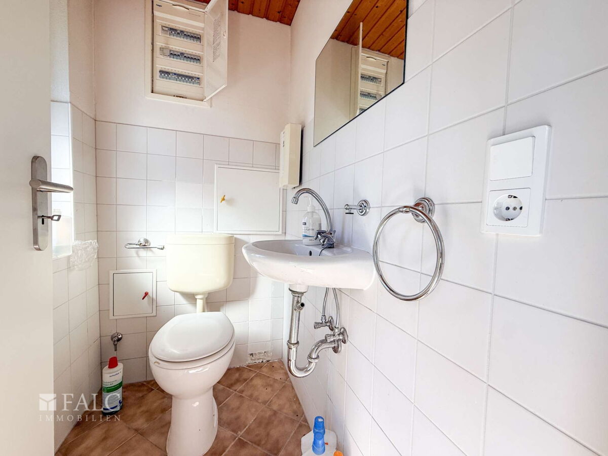Gäste WC im Massiven Nebengebäude