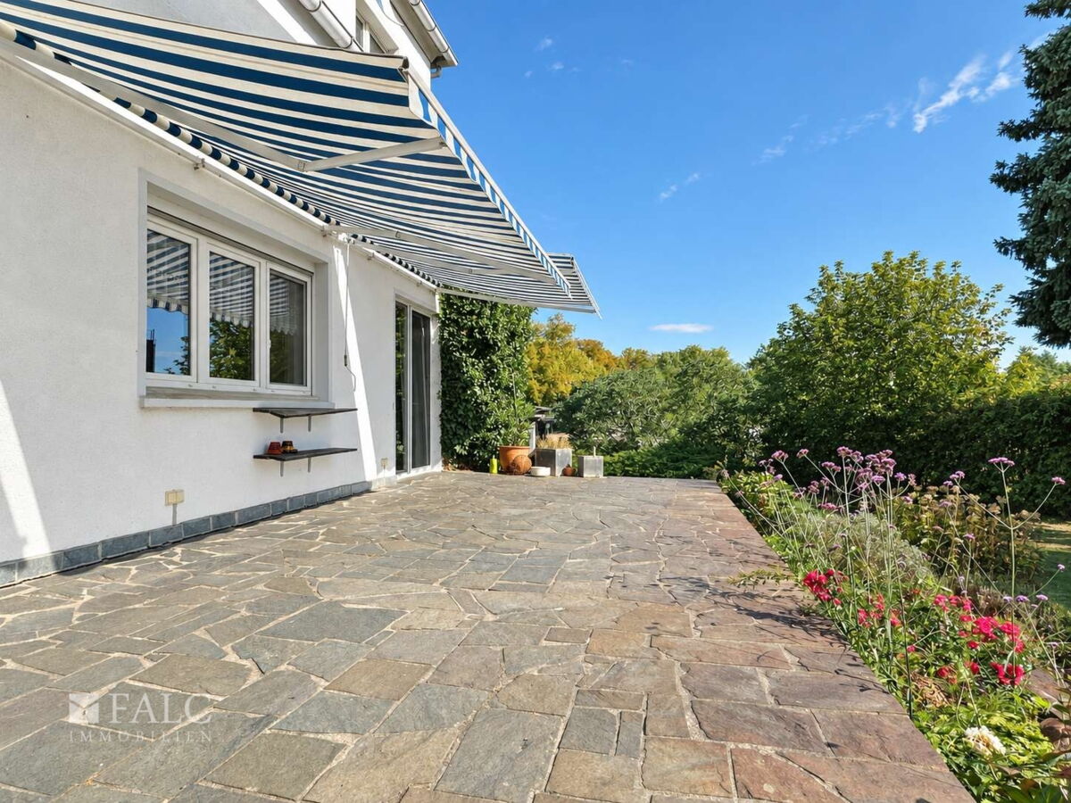 Terrasse mit Gartenblick