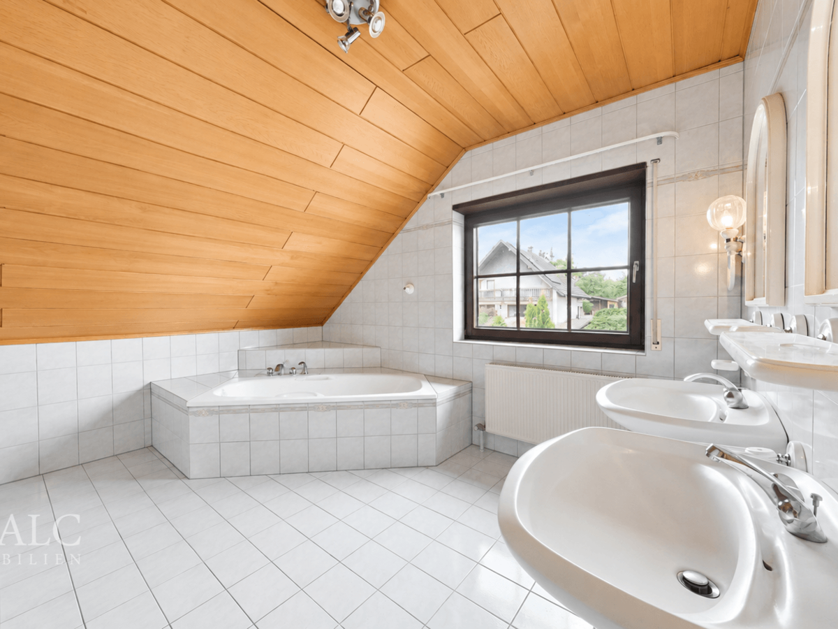 Helles Dachbad mit Holzdecke und Doppelwaschtisch