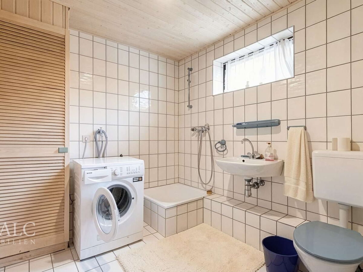 Duschbereich mit Wandschrank im Keller