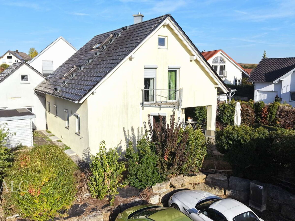 Mit Geräteraum und PV-Anlage
