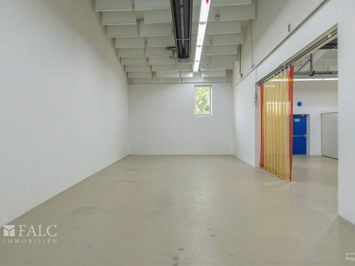 Halle Eingangsbereich geräumt - von KI