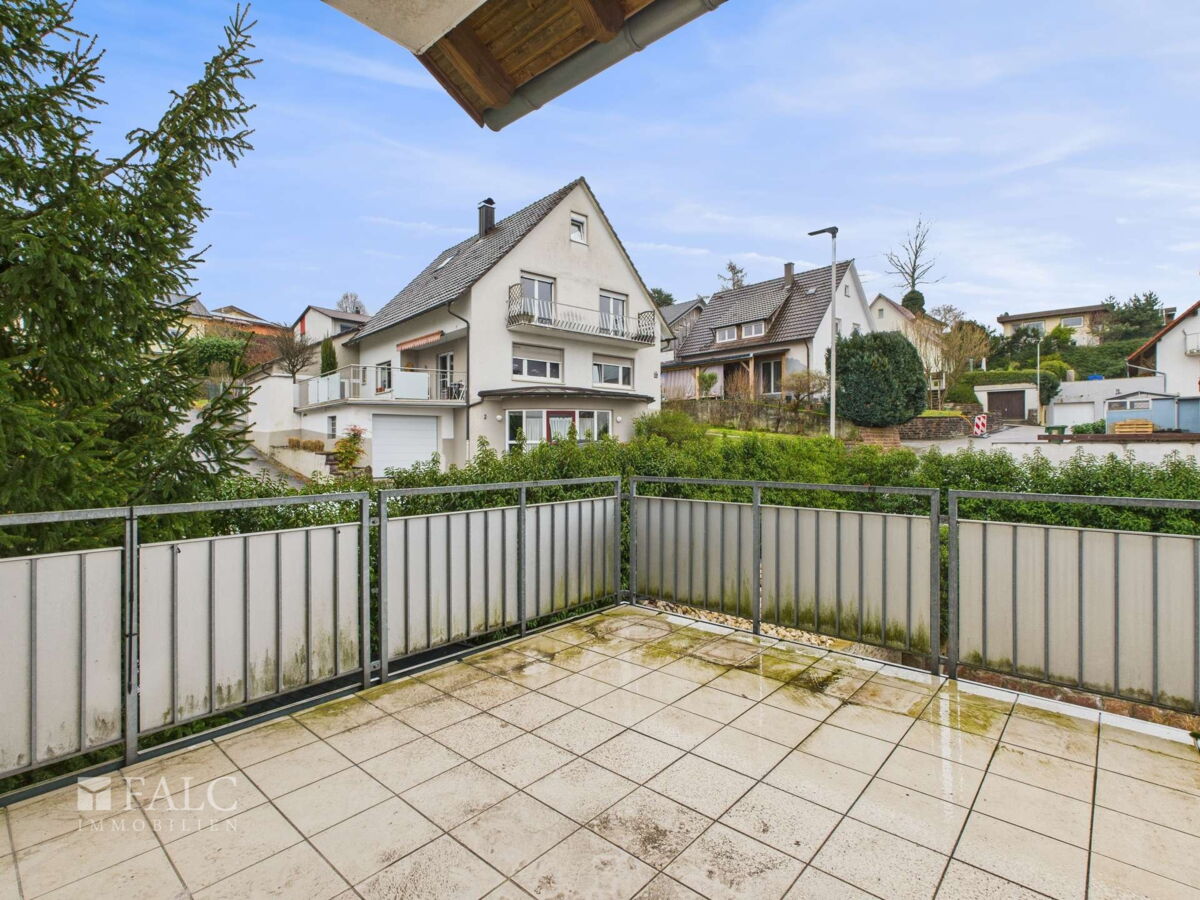 großer Balkon hinten