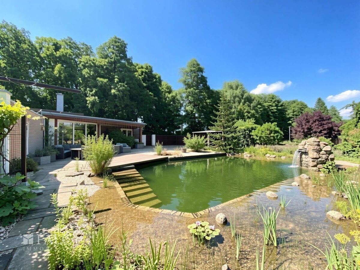 Garten mit Schwimmteich
