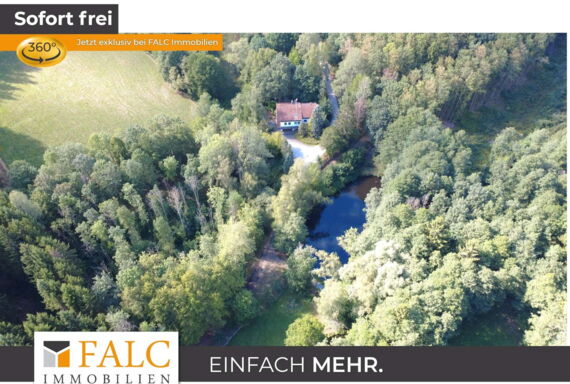 Außenansicht mit Grundstück