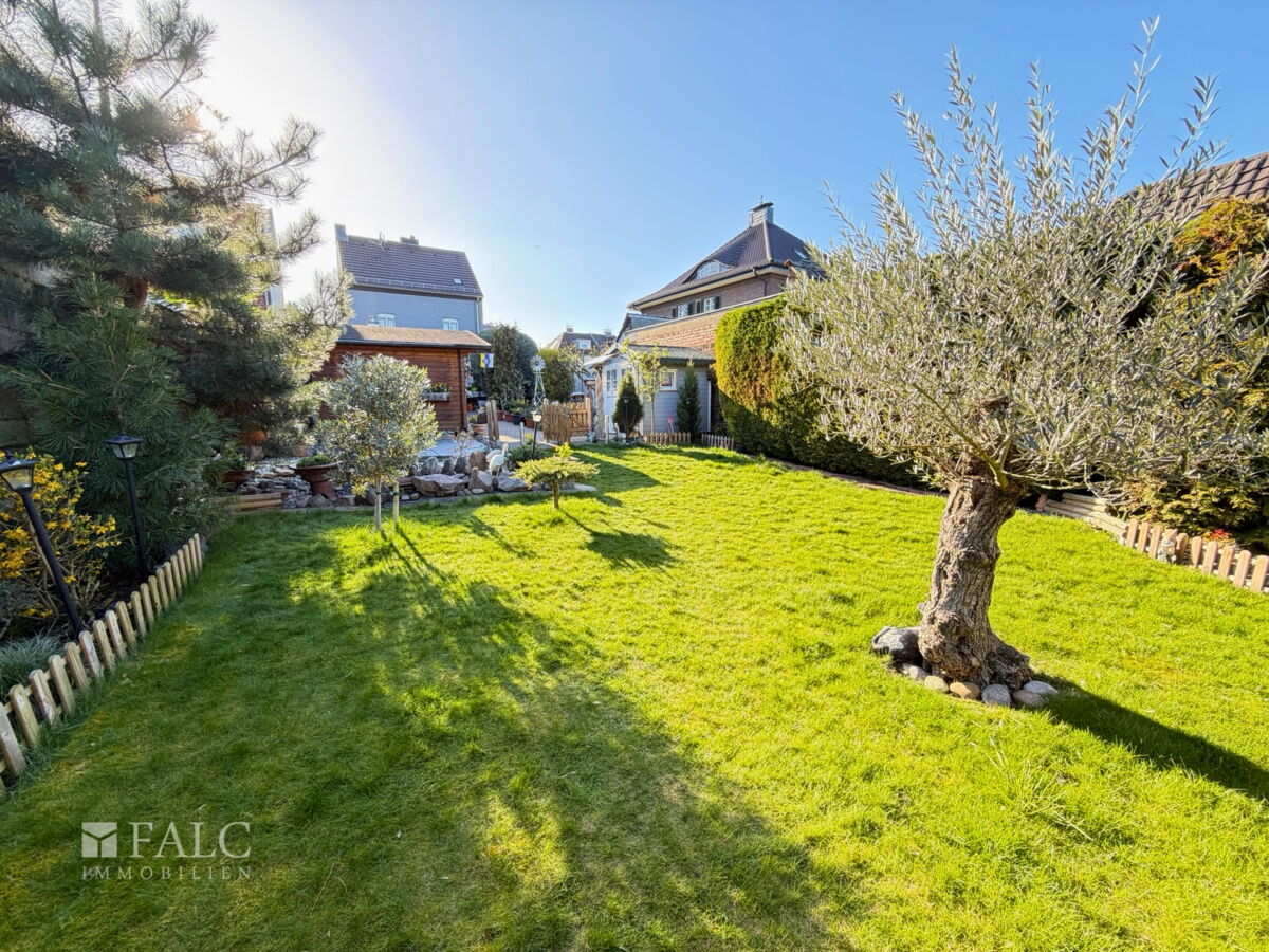 Garten mit Blick zum Haus