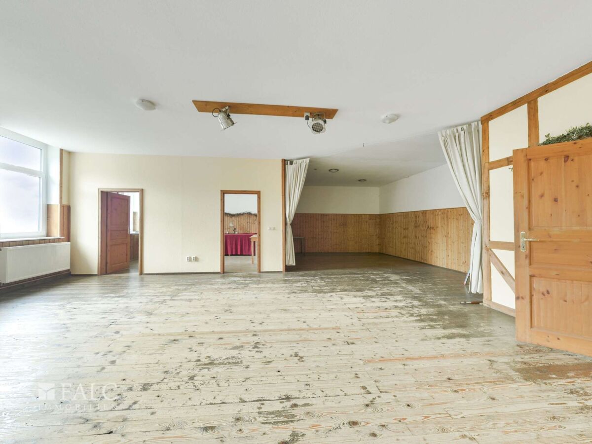 Saal mit Blick in den seperaten Gastraum 