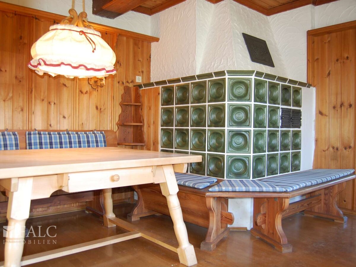 Esszimmer mit Kachelofen_EG