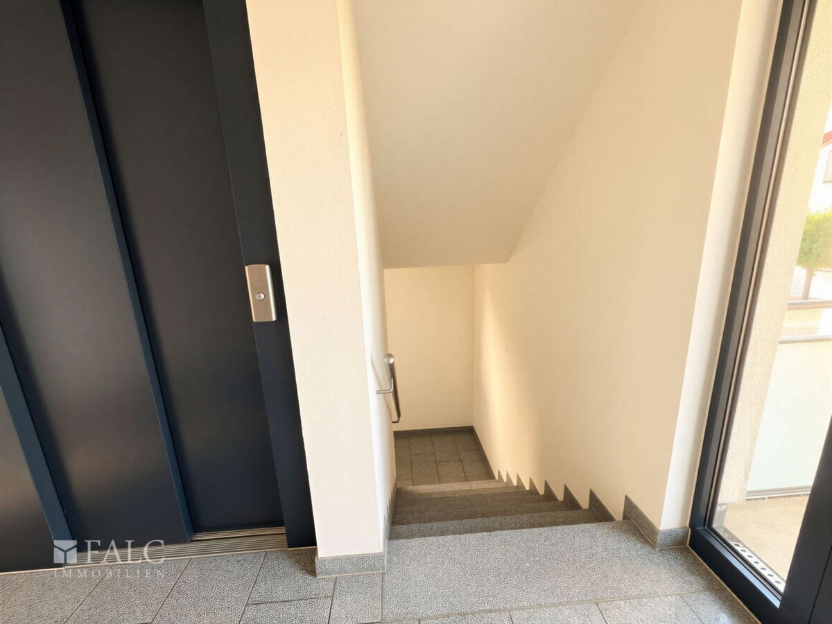 Treppenhaus mit Aufzug