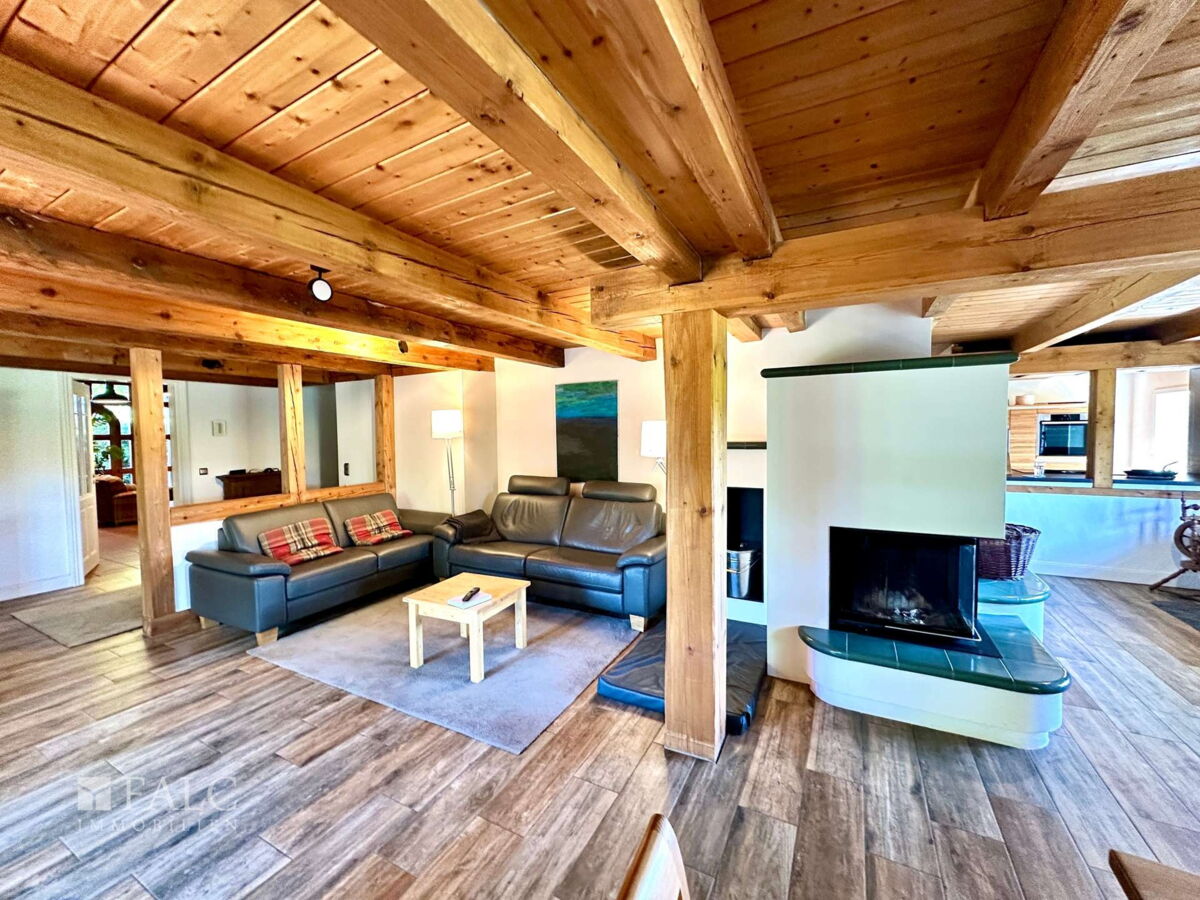 Wohnzimmer mit Kamin - EG