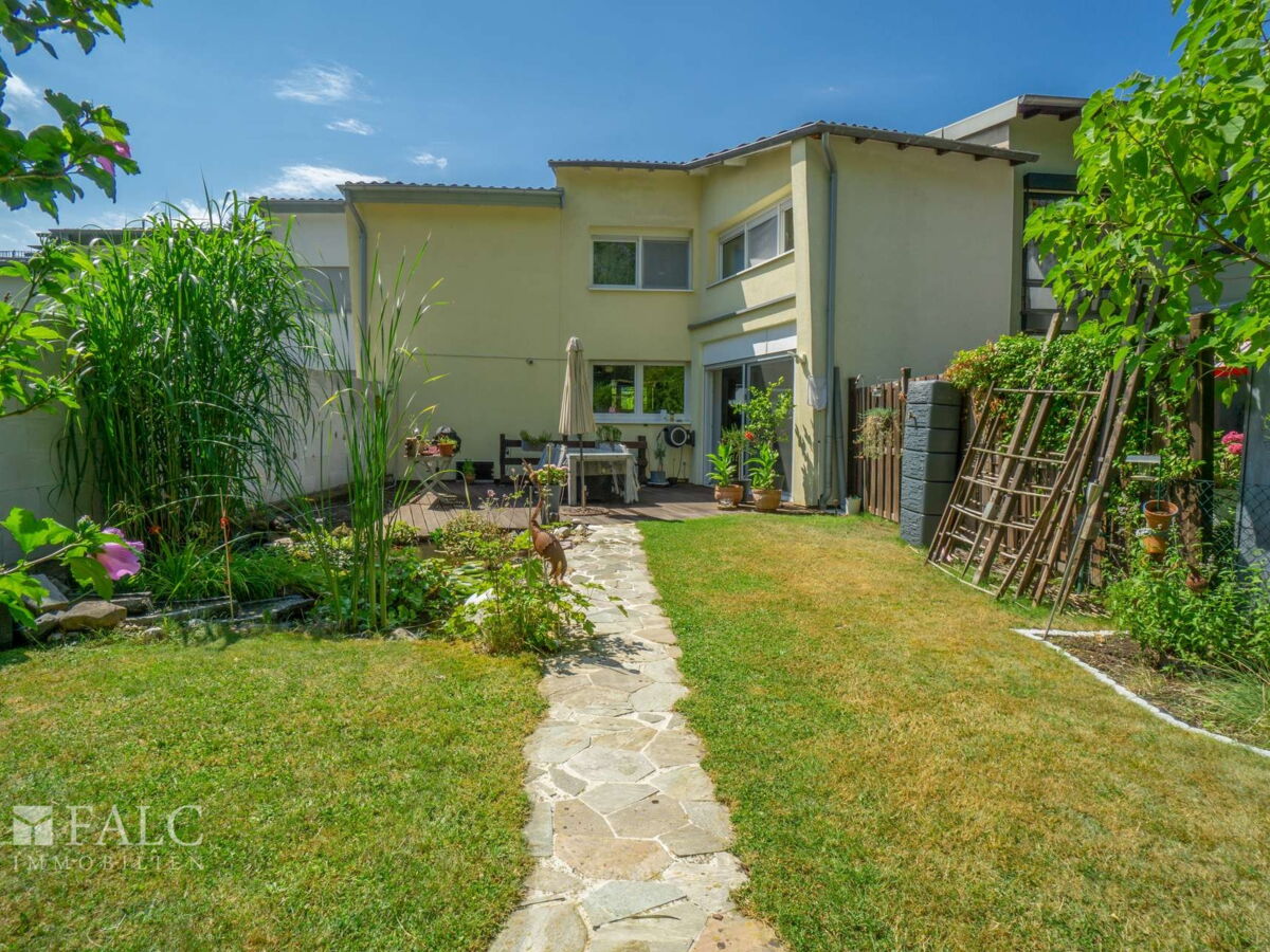 Hausrückseite und Gartenweg