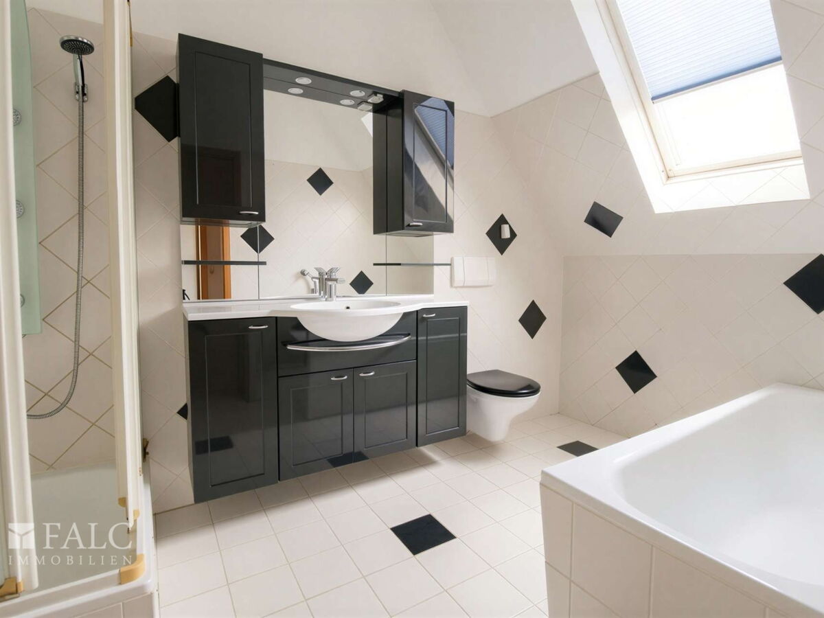 Bad mit Dusche und Badewanne