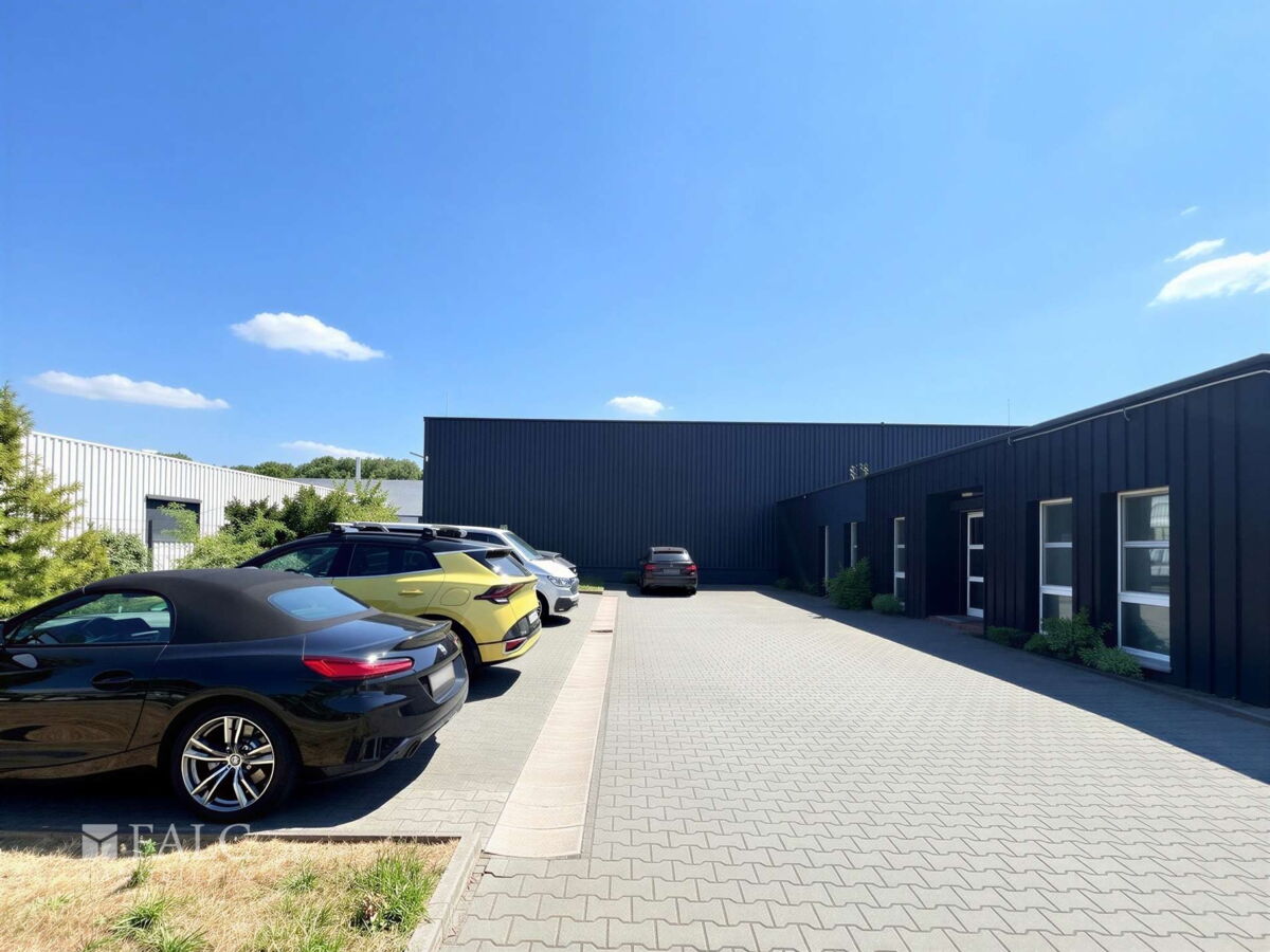 Parkplatz vor dem Bürotrakt