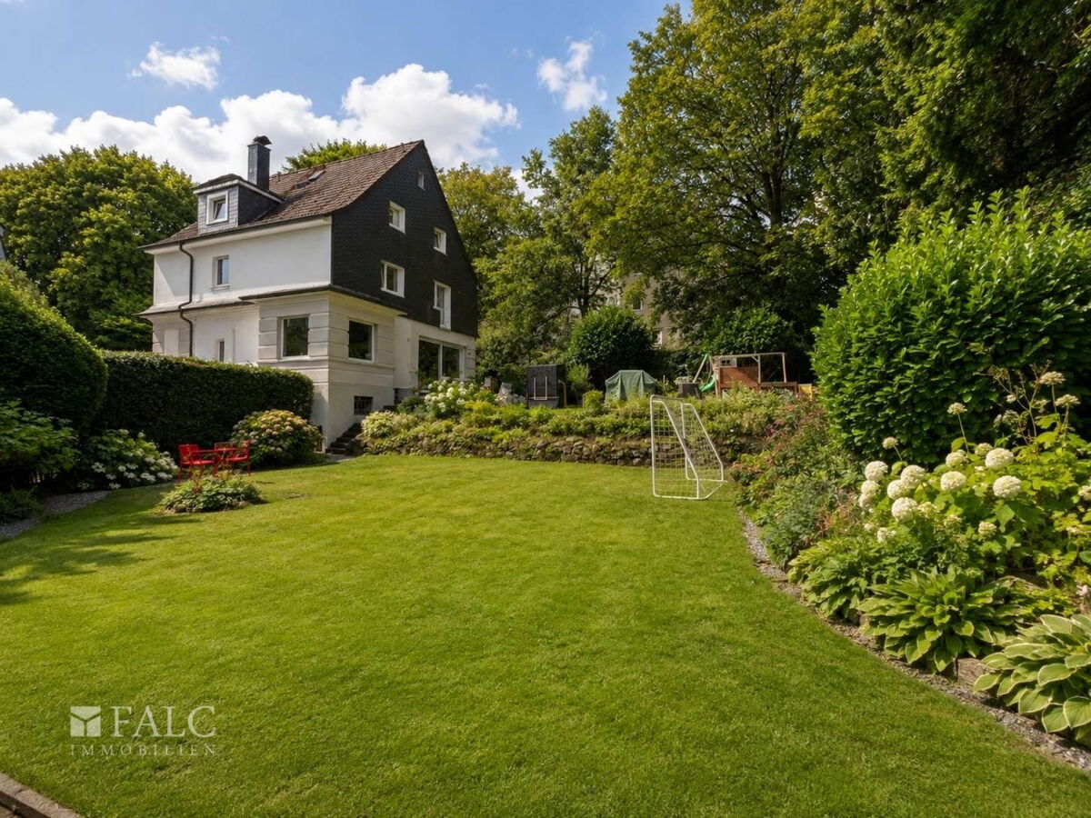 Außenansicht mit Garten