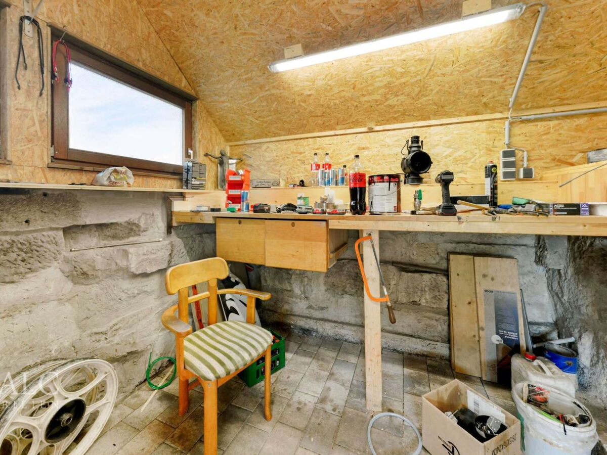 Werkstatt neben Garage