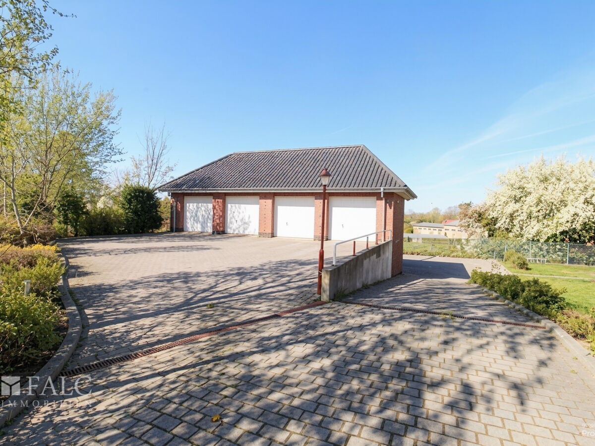 Garage mit Haustechnikzentrale