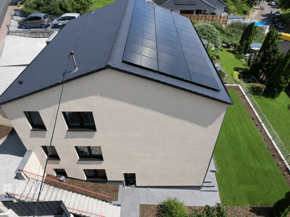 Außenansicht mit Solaranlage