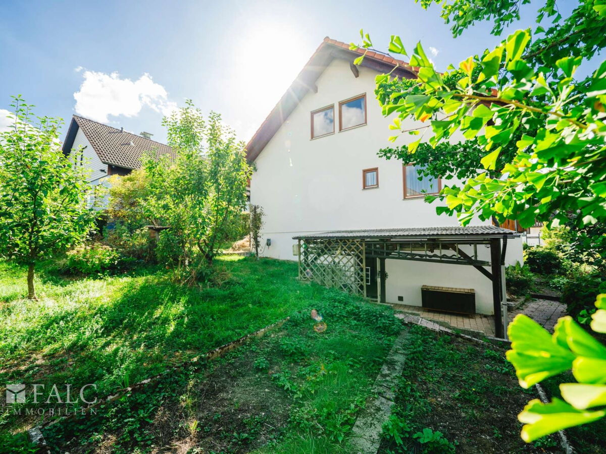 Außenansicht mit Garten