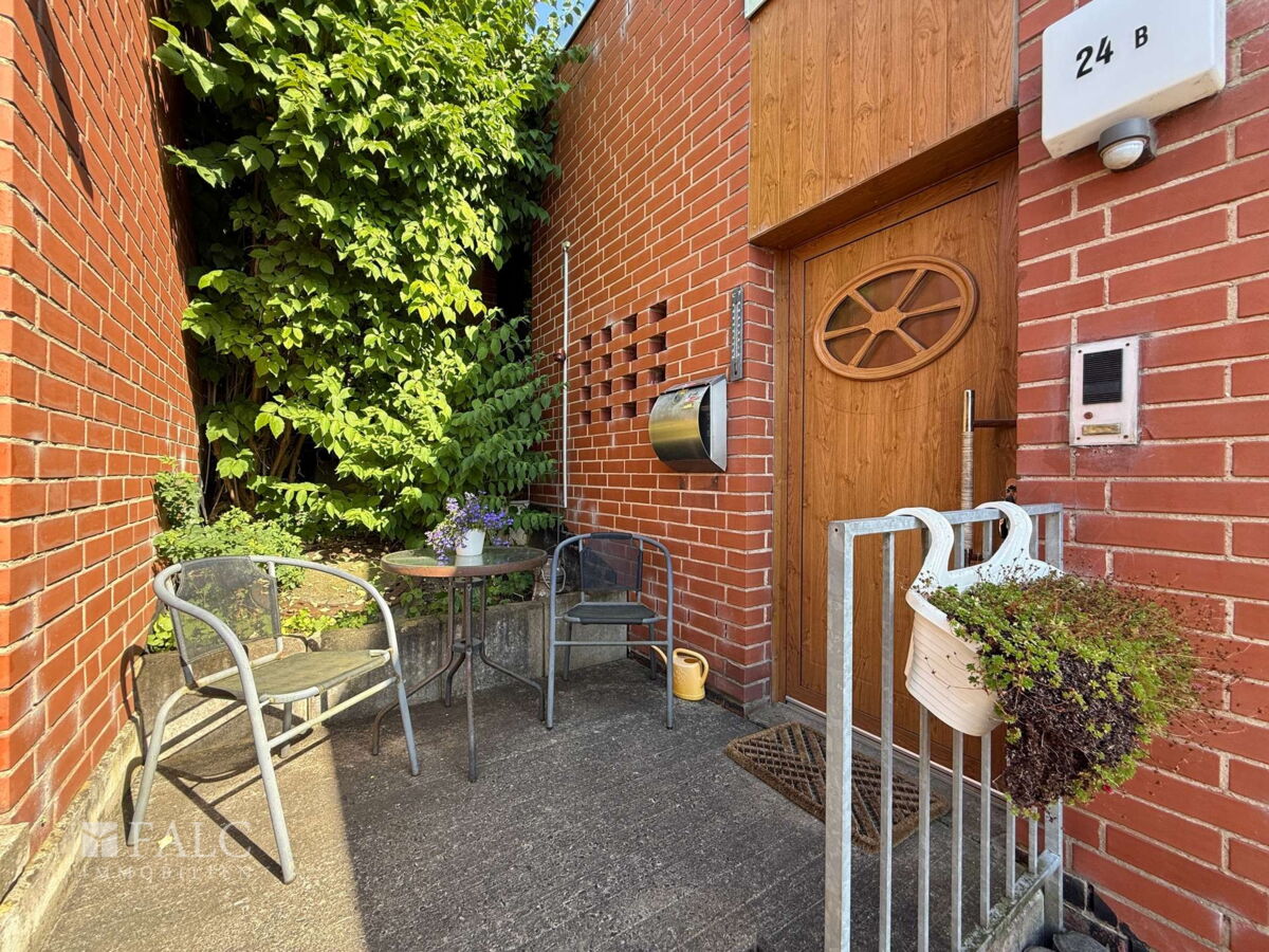 Eingang mit Terrasse