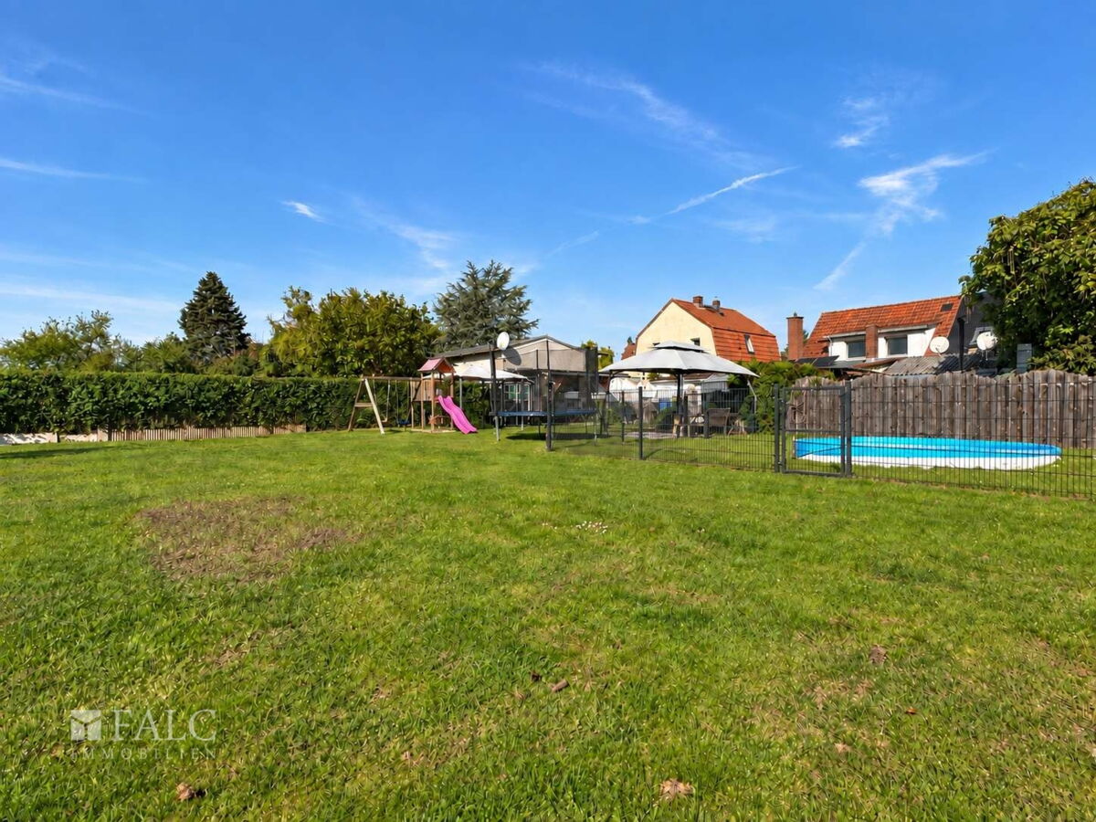 Weitläufiger Garten mit Pool