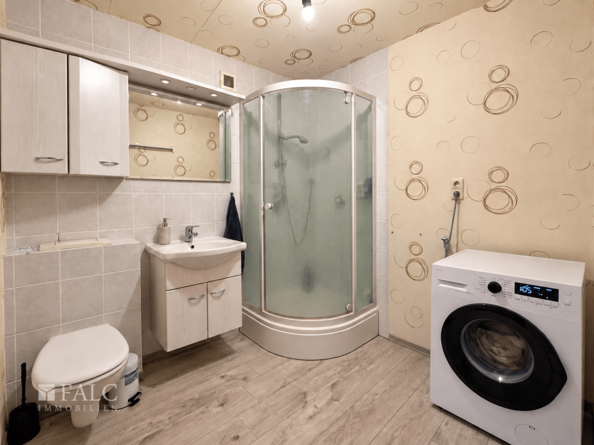 Badezimmer mit Dusche und eigenem Anschluss für die Waschmaschine