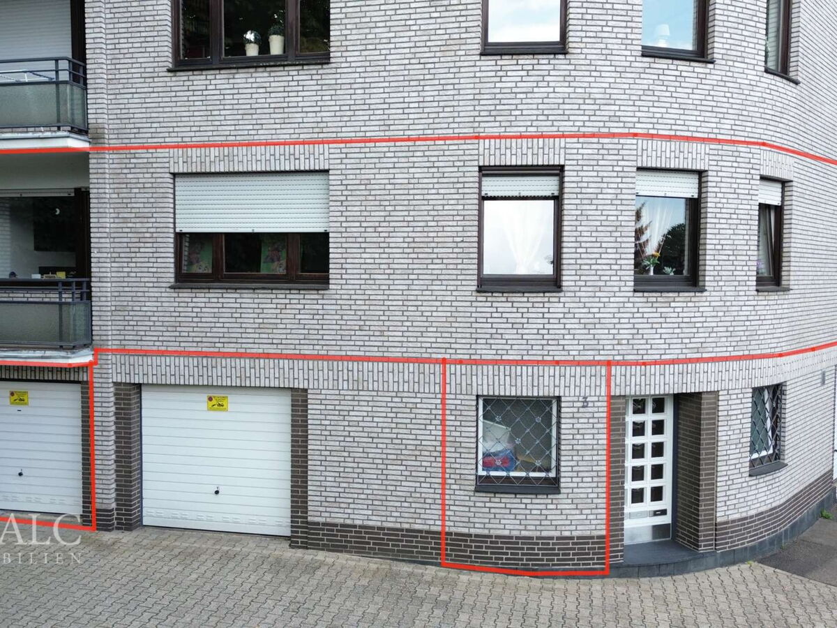 Hausansicht mit Garage und Keller