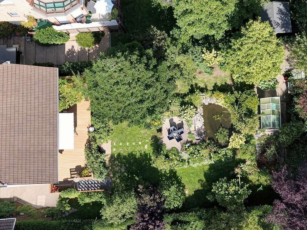 Außenansicht mit Garten 