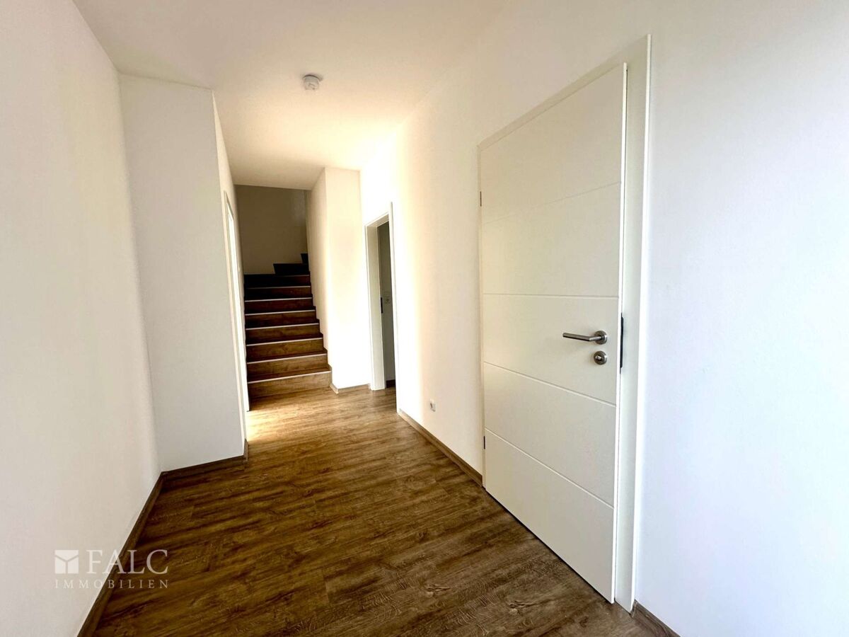 Flur mit Treppe ins OG