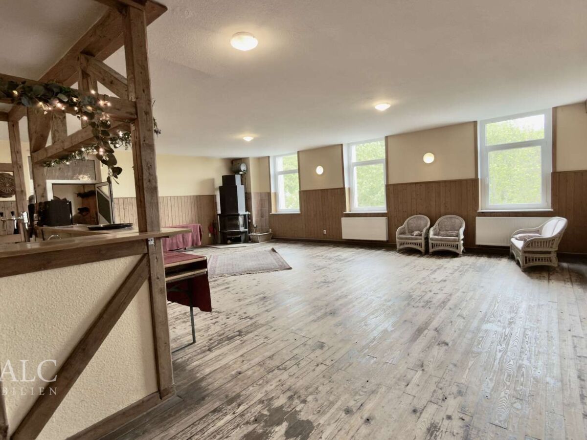 Saal mit Blick zum Kamin 