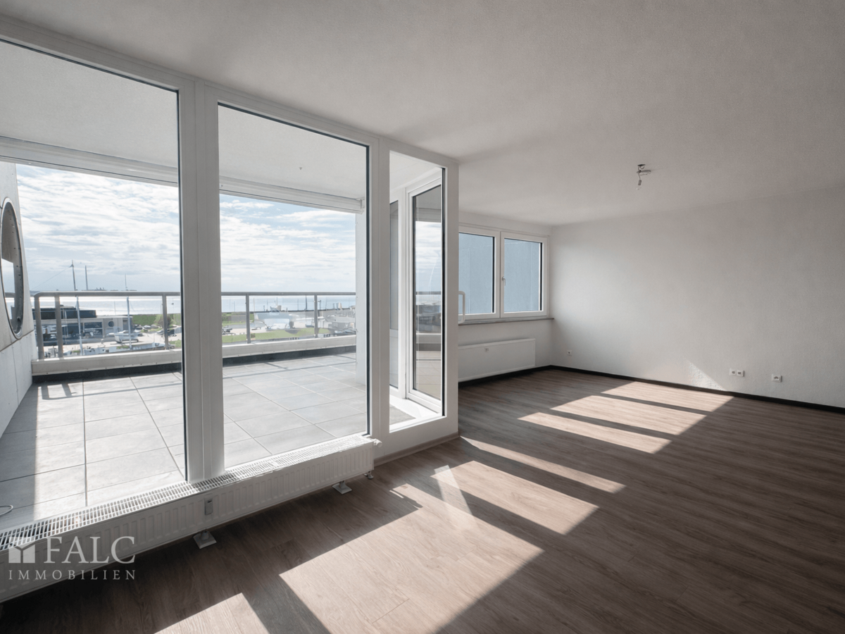 Blick aus Wohnzimmer auf die 40m2 Terrasse