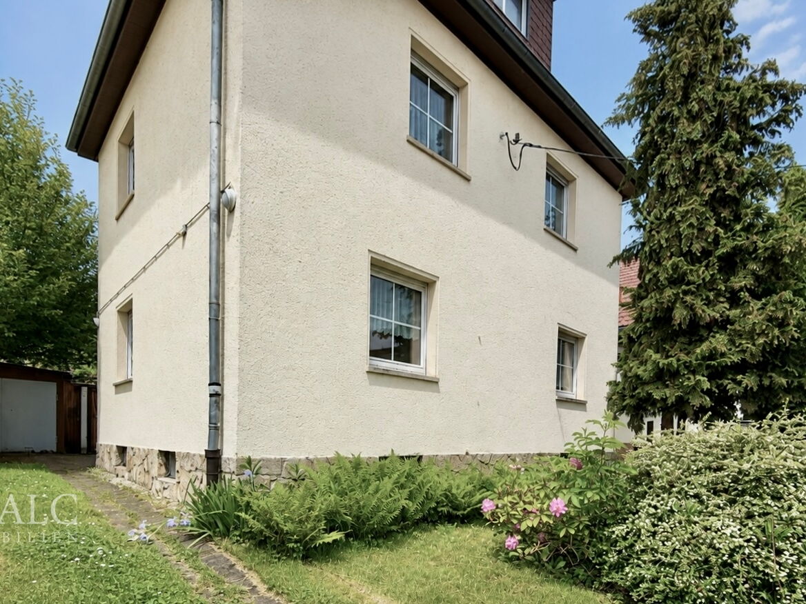 Strassenansicht mit Zufahrt 