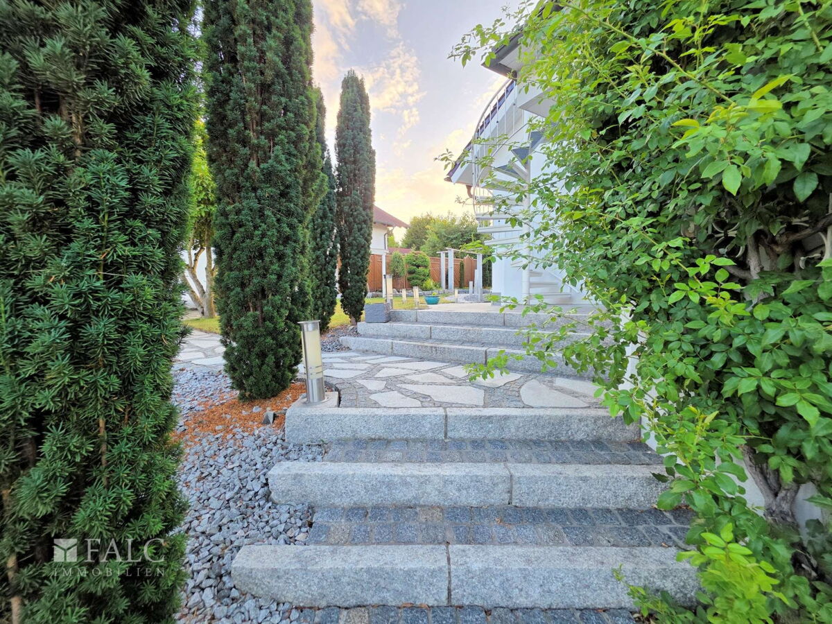 Außenanlage - Aufgang zum Garten