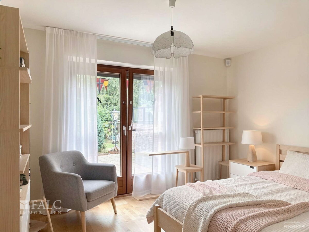 Schlafzimmer mit Zugang zur Terrasse - von der KI modern eingerichtet