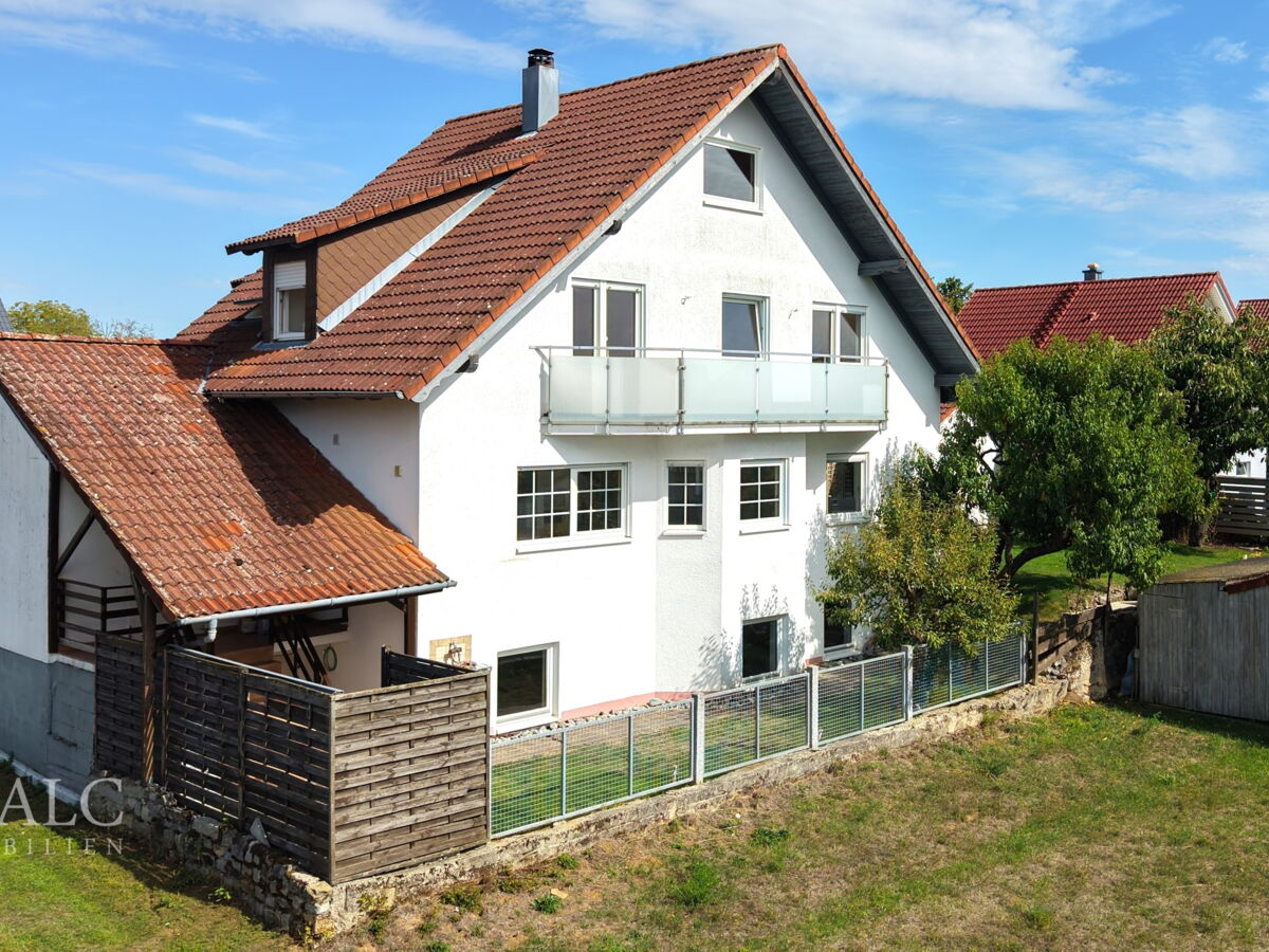 Mit großem Balkon...