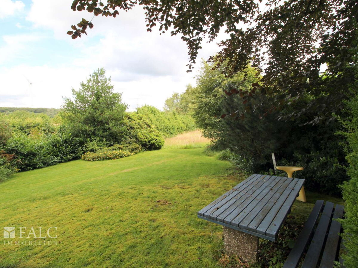 Blick in den Garten ( mit KI optimiert)