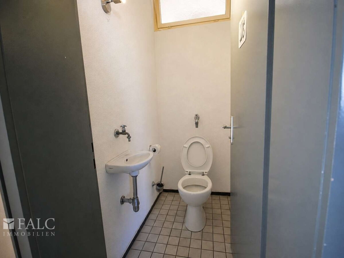 Praktisches separates WC mit Waschbecken Nr. 1