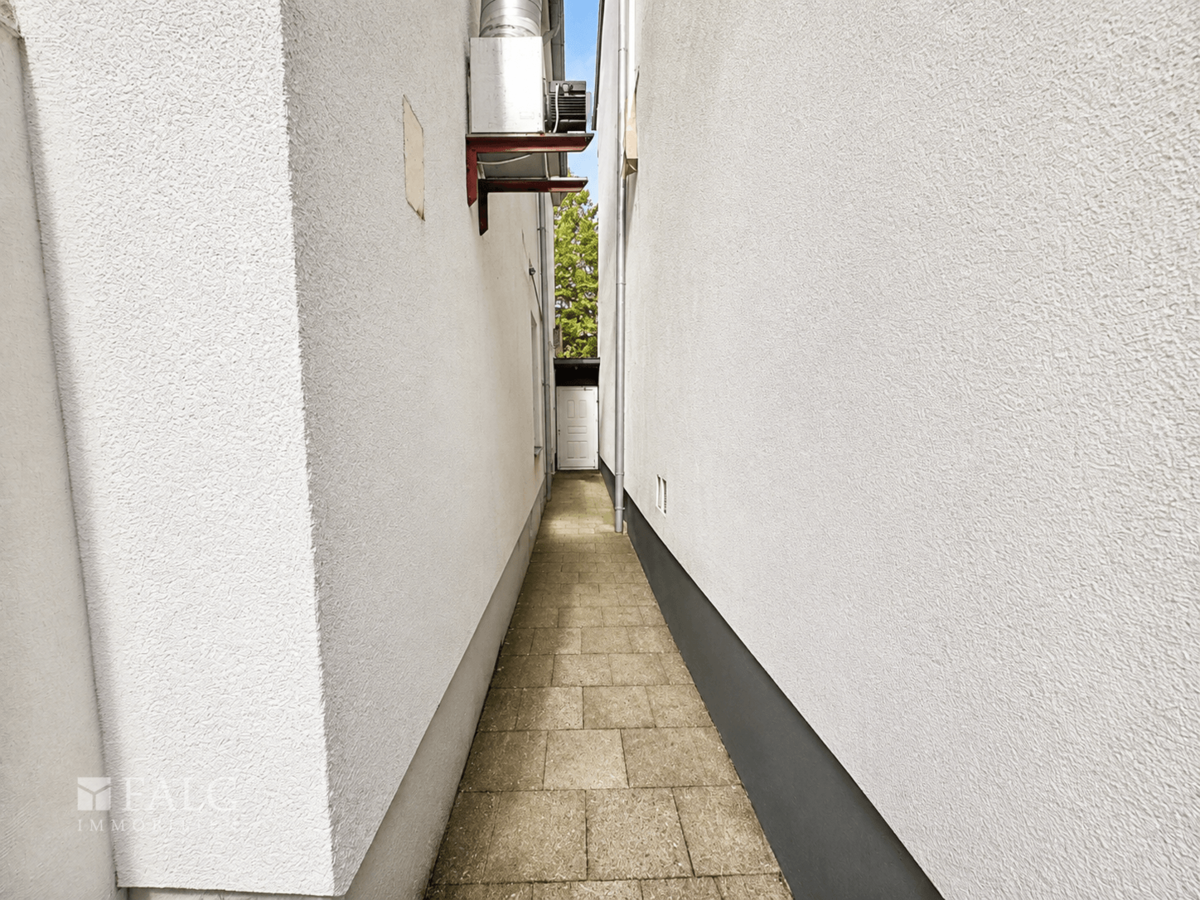 Eingang zum Innenhof und dem Eingang zu den Wohnungen (Innen)