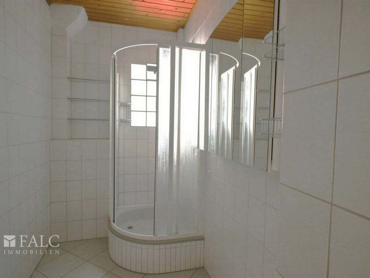 1.OG-rchts-Badezimmer - (KI generiert)