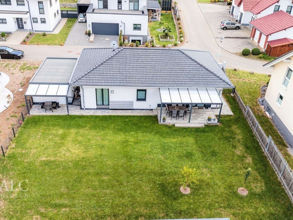 Bungalow mit Garten – Luftaufnahme