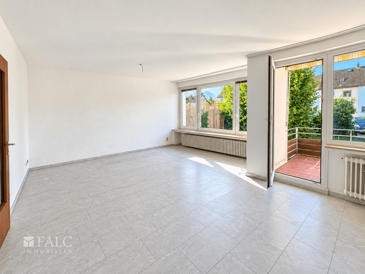 Wohnzimmer mit Balkon