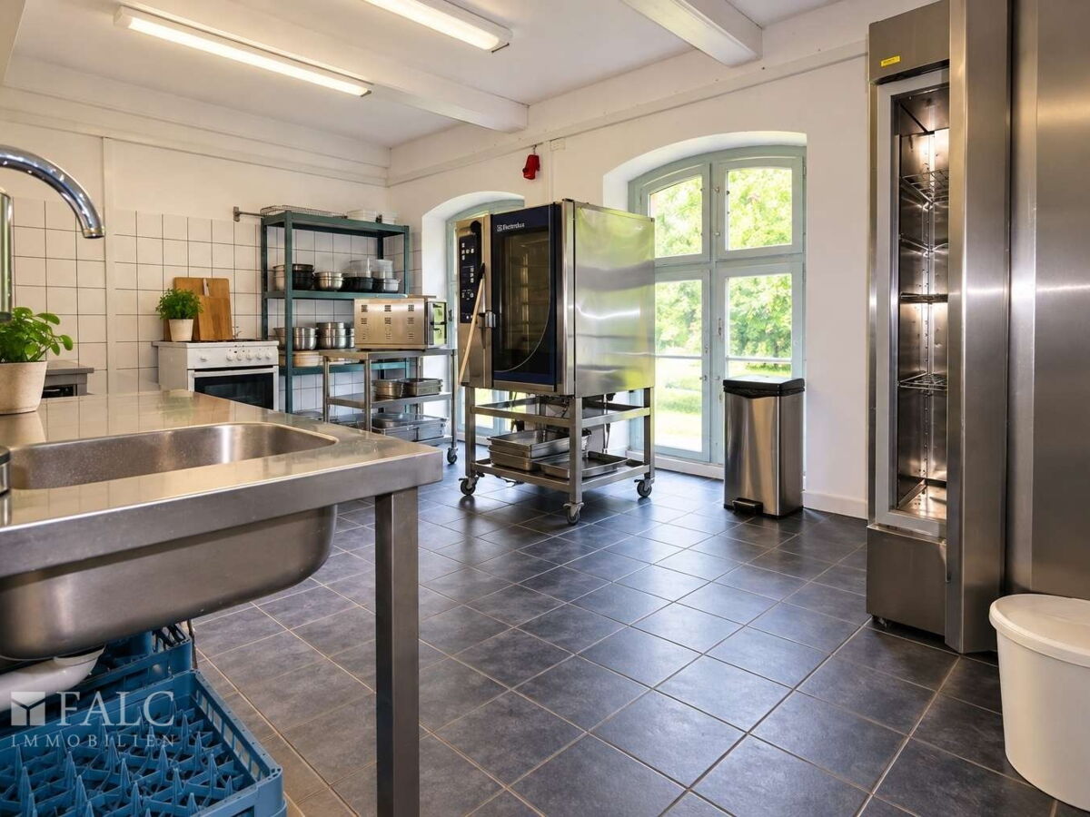 zusätzliche Abstellfläche im Haupthaus rechts