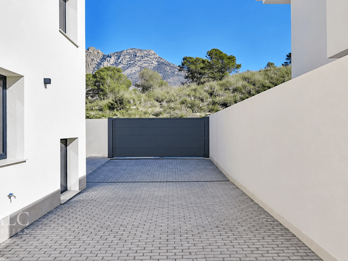 Außenstellplatz privat / Private outdoor parking space / Plaza de aparcamiento exterior privada