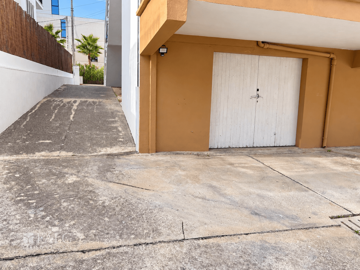 Einfahrt zur Garage