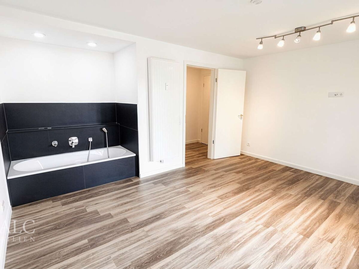 Schlafzimmer mit Badewanne