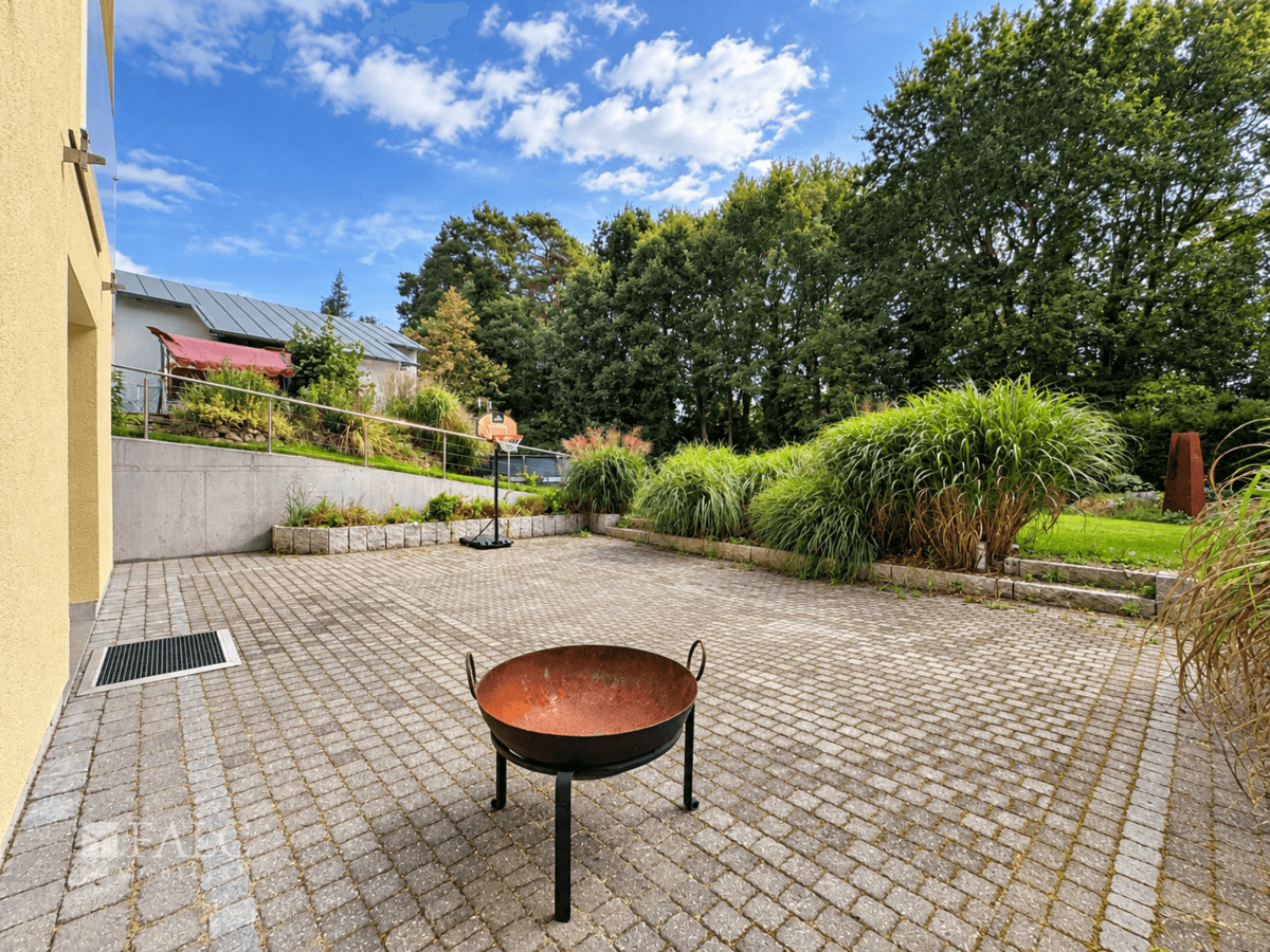 Terrasse (Bildinhalte teilweise mit KI bearbeitet)